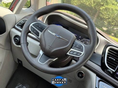 Used 2021 Chrysler Pacifica Touring image 14