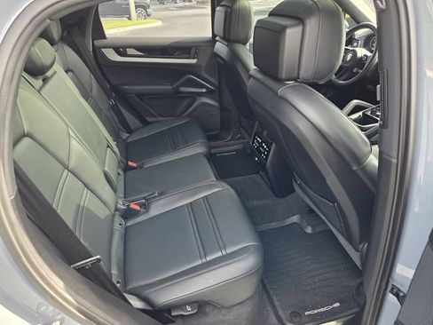 Used 2024 Porsche Cayenne Coupe AWD/4WD image 16