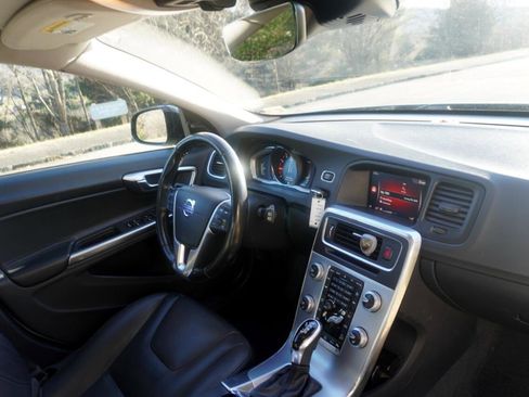 Used 2018 Volvo V60 T5 Cross Country w/ Convenience Package image 21