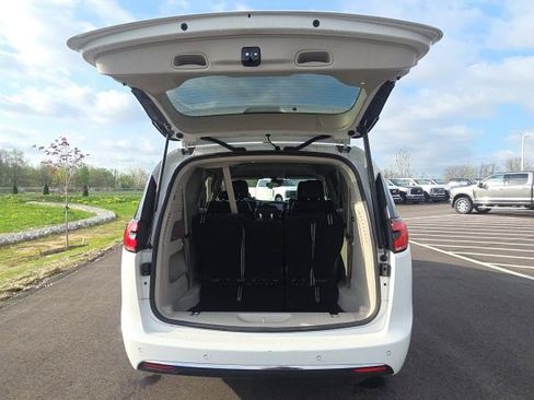 Used 2023 Chrysler Pacifica Touring-L FWD image 10