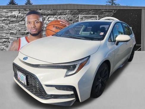 Used 2025 Toyota Corolla SE w/ SE Premium Package FWD image 1