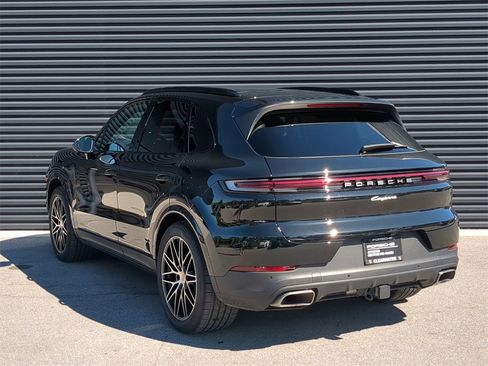 Used 2025 Porsche Cayenne image 3