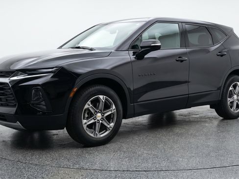 Used 2025 Chevrolet Blazer LT image 3