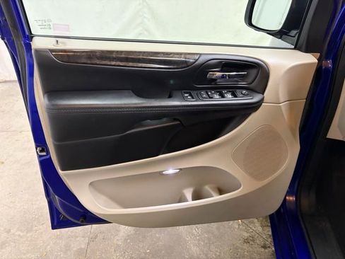 Used 2018 Dodge Grand Caravan SE w/ UConnect Hands-Free Group image 27