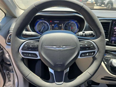 Used 2023 Chrysler Pacifica Touring-L FWD image 21