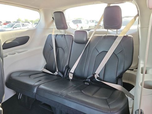 Used 2023 Chrysler Pacifica Touring-L FWD image 9
