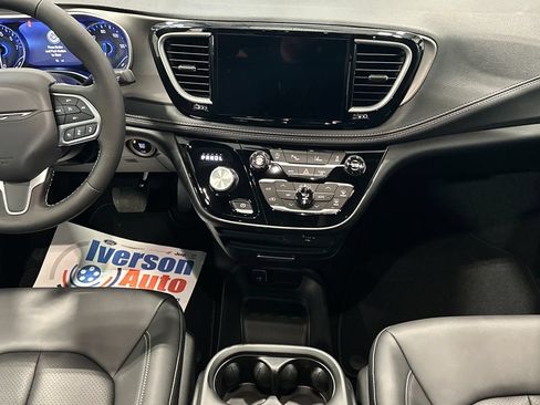 New 2027 Chrysler Pacifica Select FWD image 28