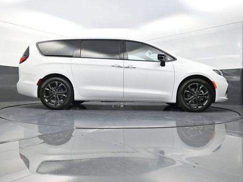 New 2026 Chrysler Pacifica Select image 26
