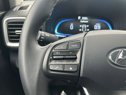 Certified 2025 Hyundai Venue SEL image 17