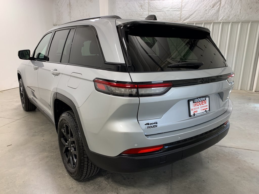 Used 2025 Jeep Grand Cherokee Altitude AWD/4WD image 22