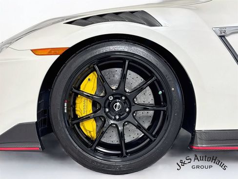 Used 2021 Nissan GT-R NISMO AWD/4WD image 39
