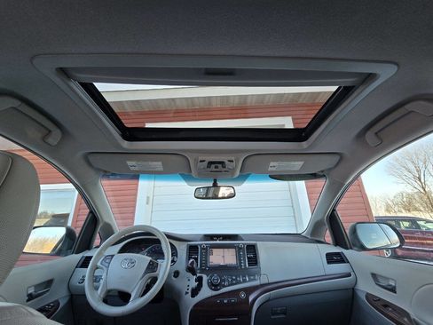 Used 2011 Toyota Sienna XLE image 28