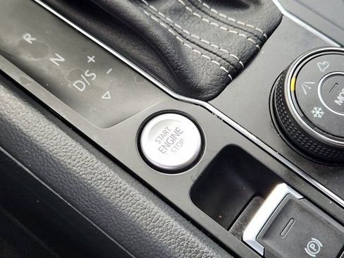 Used 2022 Volkswagen Atlas Cross Sport SE image 8