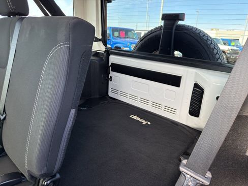 Used 2016 Jeep Wrangler Unlimited Sahara image 31