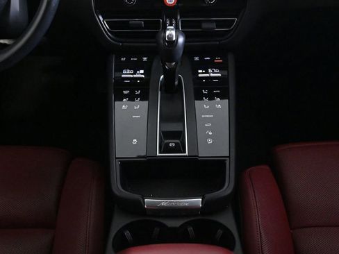 Certified 2022 Porsche Macan AWD/4WD image 16