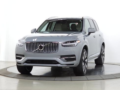 Certified 2024 Volvo XC90 T8 Plus AWD/4WD image 4