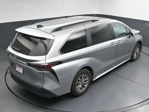 Certified 2024 Toyota Sienna XLE image 35