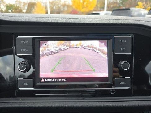 Certified 2023 Volkswagen Jetta SE image 9
