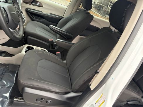 Used 2022 Chrysler Voyager LX image 35