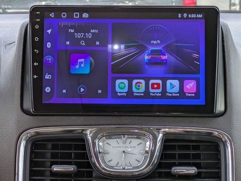 Used 2014 Chrysler Town & Country Touring image 16