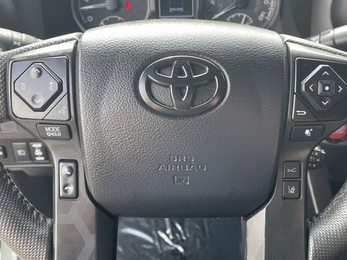 Used 2022 Toyota Tacoma TRD Off-Road w/ Technology Package AWD/4WD image 19