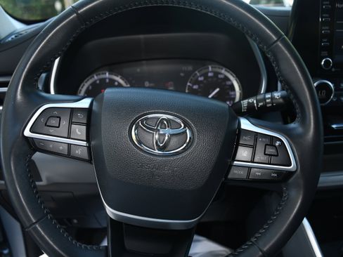 Used 2022 Toyota Highlander XLE image 13