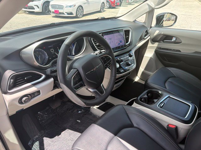 Used 2024 Chrysler Pacifica Touring-L FWD image 23