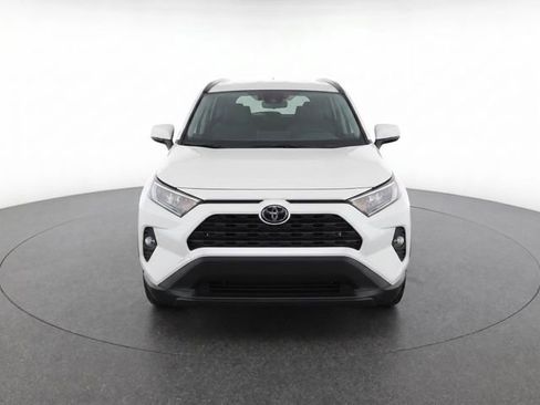 Used 2021 Toyota RAV4 XLE w/ Convenience Package FWD image 2