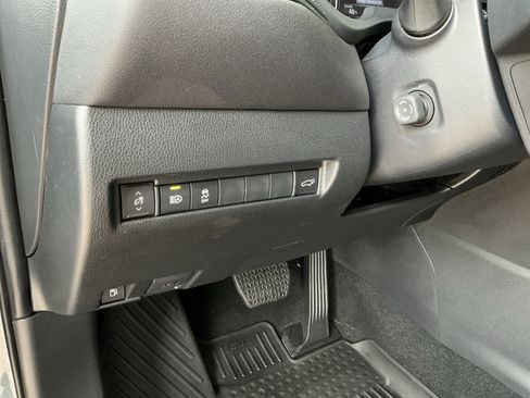 Used 2024 Toyota Venza LE image 30