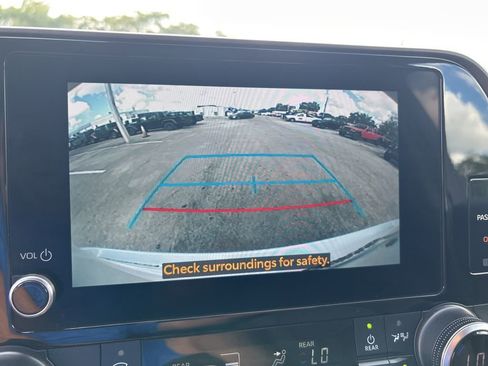 Used 2023 Toyota Highlander L image 15