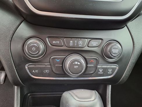 Certified 2019 Jeep Cherokee Latitude Plus AWD/4WD image 22
