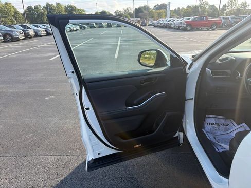 Used 2021 Toyota Highlander LE FWD image 13