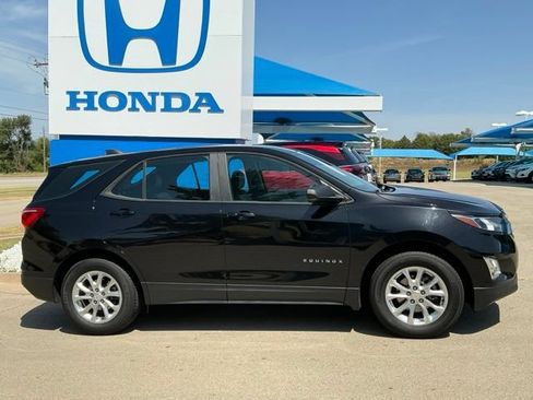 Used 2020 Chevrolet Equinox LS FWD image 2