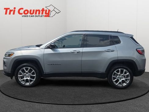 Used 2023 Jeep Compass Latitude AWD/4WD image 5