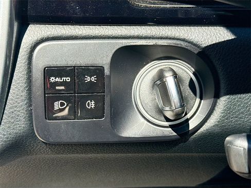 Used 2019 Porsche Cayenne w/ Premium Package image 11