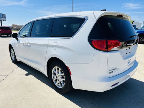 Used 2023 Chrysler Voyager LX image 34