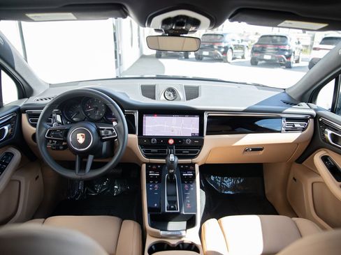 Certified 2025 Porsche Macan image 22