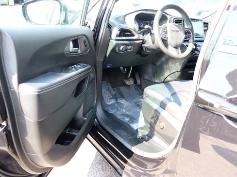 Used 2026 Chrysler Pacifica Select FWD image 10