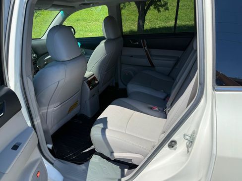 Used 2012 Toyota Highlander Limited w/ Tow Pkg FWD image 12
