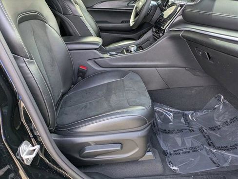 Used 2024 Jeep Grand Cherokee Altitude image 19