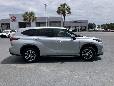 Used 2023 Toyota Highlander XLE FWD image 6