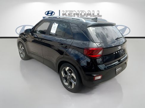 Used 2022 Hyundai Venue SEL FWD image 4