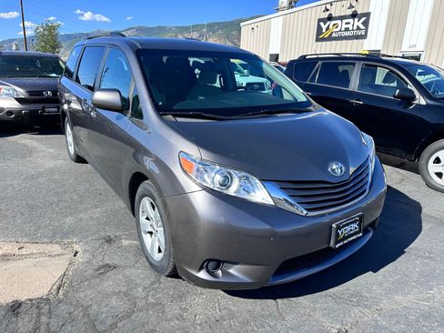 Used 2017 Toyota Sienna LE FWD image 1