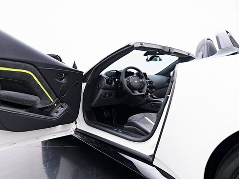 Used 2023 Aston Martin V8 Vantage Roadster image 41