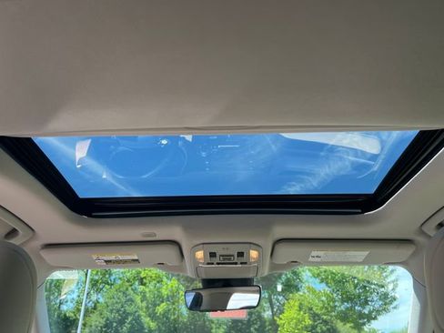 Used 2020 Toyota Highlander XLE AWD/4WD image 23
