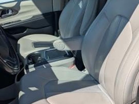 Used 2021 Chrysler Pacifica Touring-L AWD/4WD image 7