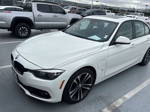 Used 2018 BMW 330e image 1