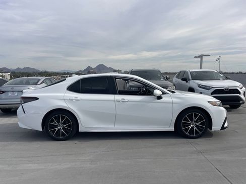 Used 2024 Toyota Camry SE image 3