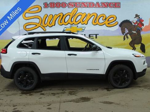 Used 2017 Jeep Cherokee Altitude image 1