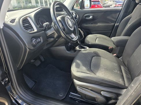 Used 2016 Jeep Renegade Latitude FWD image 8